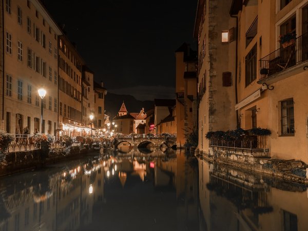 Annecy la Nuit : la vie nocturne animée et les lieux branchés
