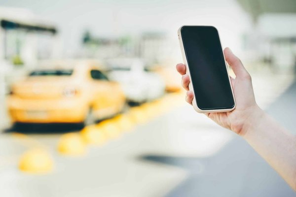 Commander un chauffeur de taxi en ligne ou par téléphone : tout ce qu'il faut comprendre