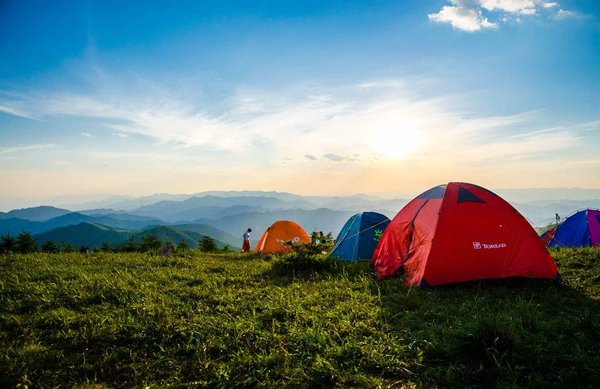 Quelles sont les astuces pour respecter les habitats naturels en camping?