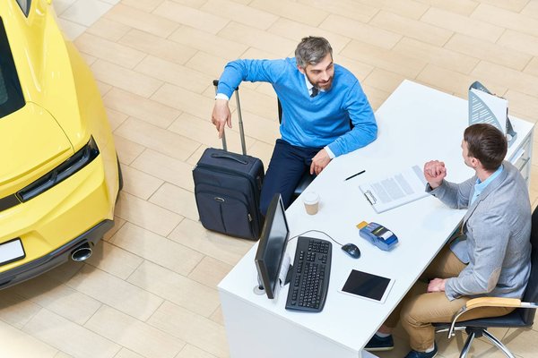 Visitez la ville avec une option de location de voiture à Fréjus